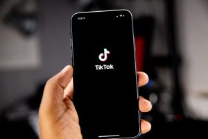 Logo TikTok sur smartphone