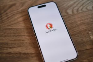 Logo DuckDuckGo sur mobile