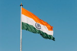 Drapeau de l'Inde flottant dans le ciel