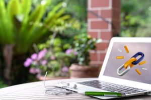 Pourquoi certaines pages montent sur Google sans backlinks