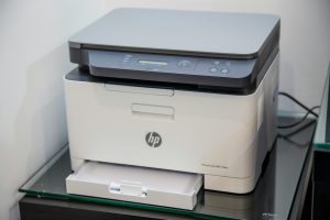 Imprimante professionnelle HP installée dans un bureau