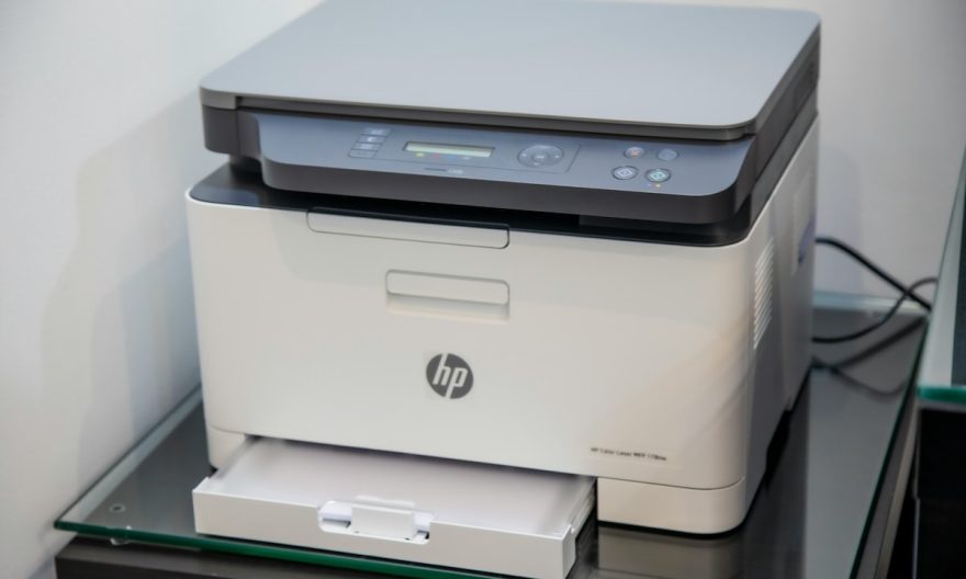 Imprimante professionnelle HP installée dans un bureau