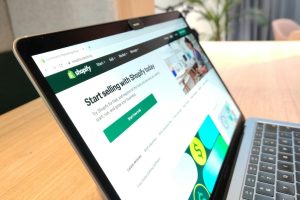 Ecran de PC portable affichant le site web officiel de Shopify