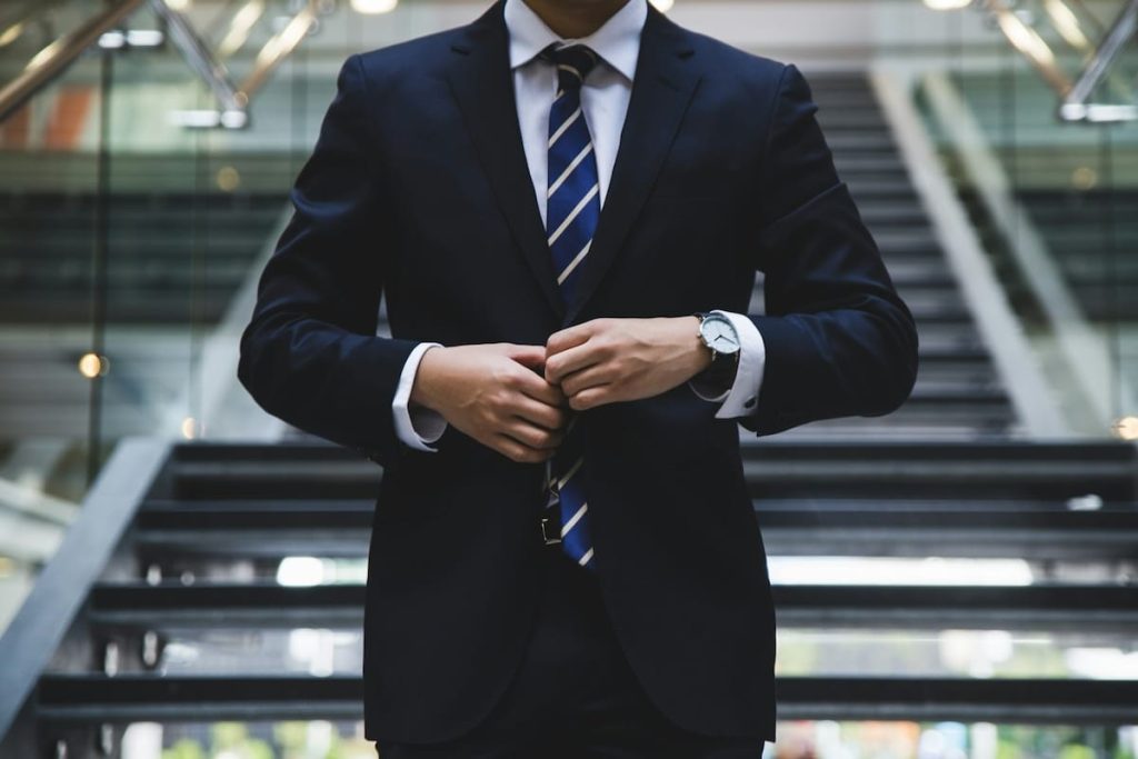 Salarié cadre en costume